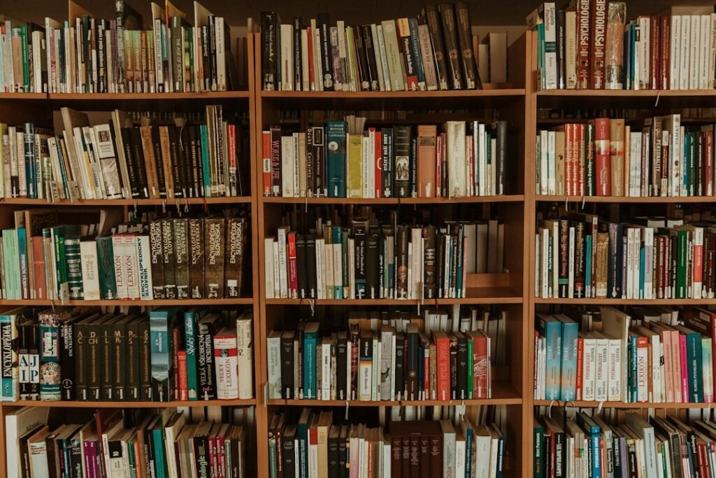 Biblioteca da Universidade de Trnava, com estantes repletas de livros