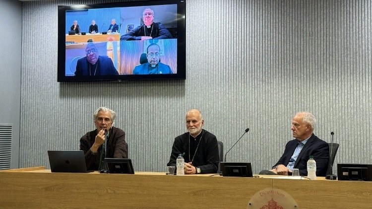 Participantes da coletiva no Vaticano sobre o ministério católico de saúde mental