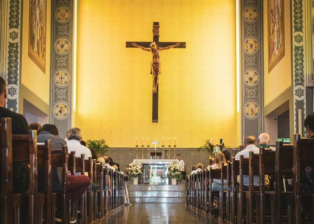 Fiéis reunidos em uma igreja, em imagem ilustrativa sobre a presença católica na África