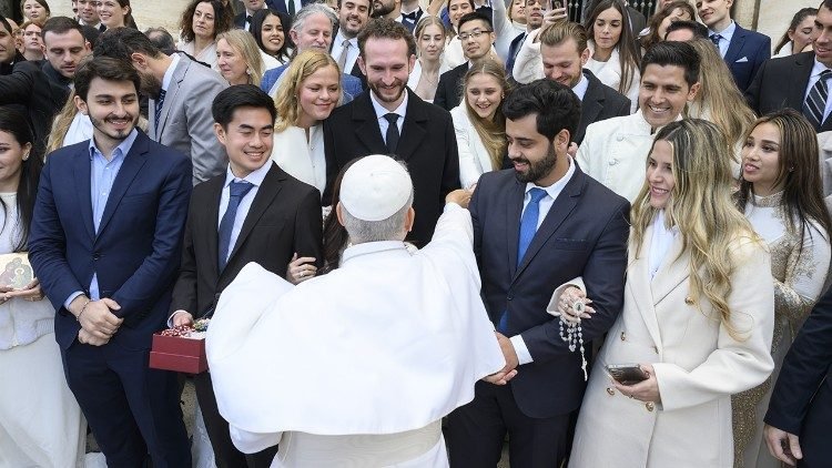 Papa Leão XIV cumprimenta casais recém-casados durante encontro no Vaticano