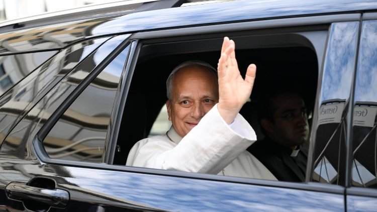 Papa Leão XIV acena ao deixar o Hospital Gemelli em 17 de outubro de 2026; foto Vatican Media