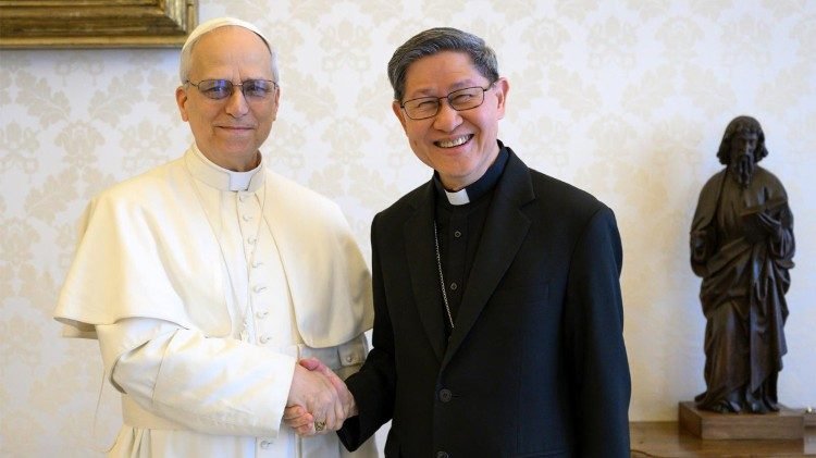 Papa Leão XIV conversa com o cardeal Luis Antonio Tagle no Vaticano