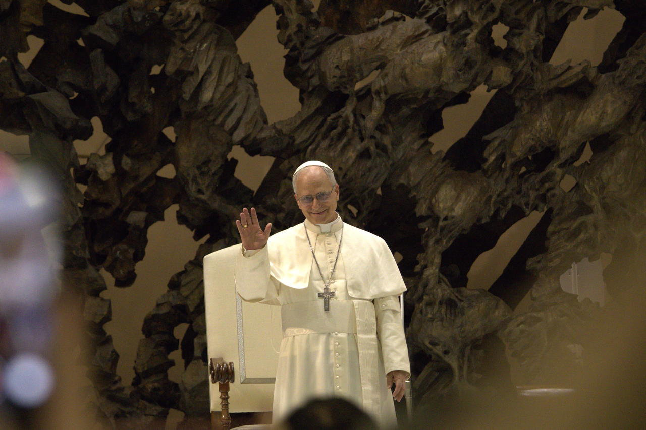 Papa Leão XIV acena durante audiência com a imprensa em maio de 2025; fotografia de arquivo