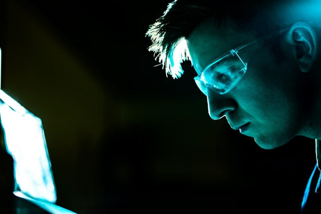 Pesquisador trabalhando no desenvolvimento de tecnologia robótica